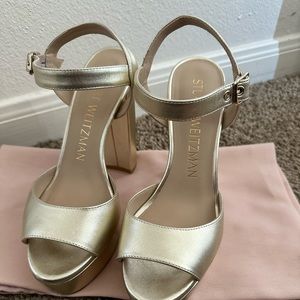 STUART WEITZMAN RYDER 95 PLATFORM SANDAL IN PLATINO GOLD